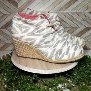 TOMS Ikat Desert Wedge Ankle Boots Gray and Cream Vacation Coastal Casual
